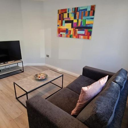 Cosy Flats Near Heathrow, Group Bookings Available With Parking Space Хаунслоу Экстерьер фото