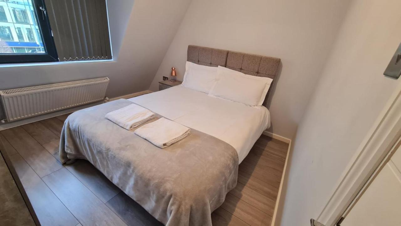 Cosy Flats Near Heathrow, Group Bookings Available With Parking Space Хаунслоу Экстерьер фото