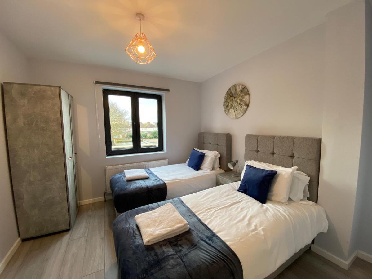 Cosy Flats Near Heathrow, Group Bookings Available With Parking Space Хаунслоу Экстерьер фото