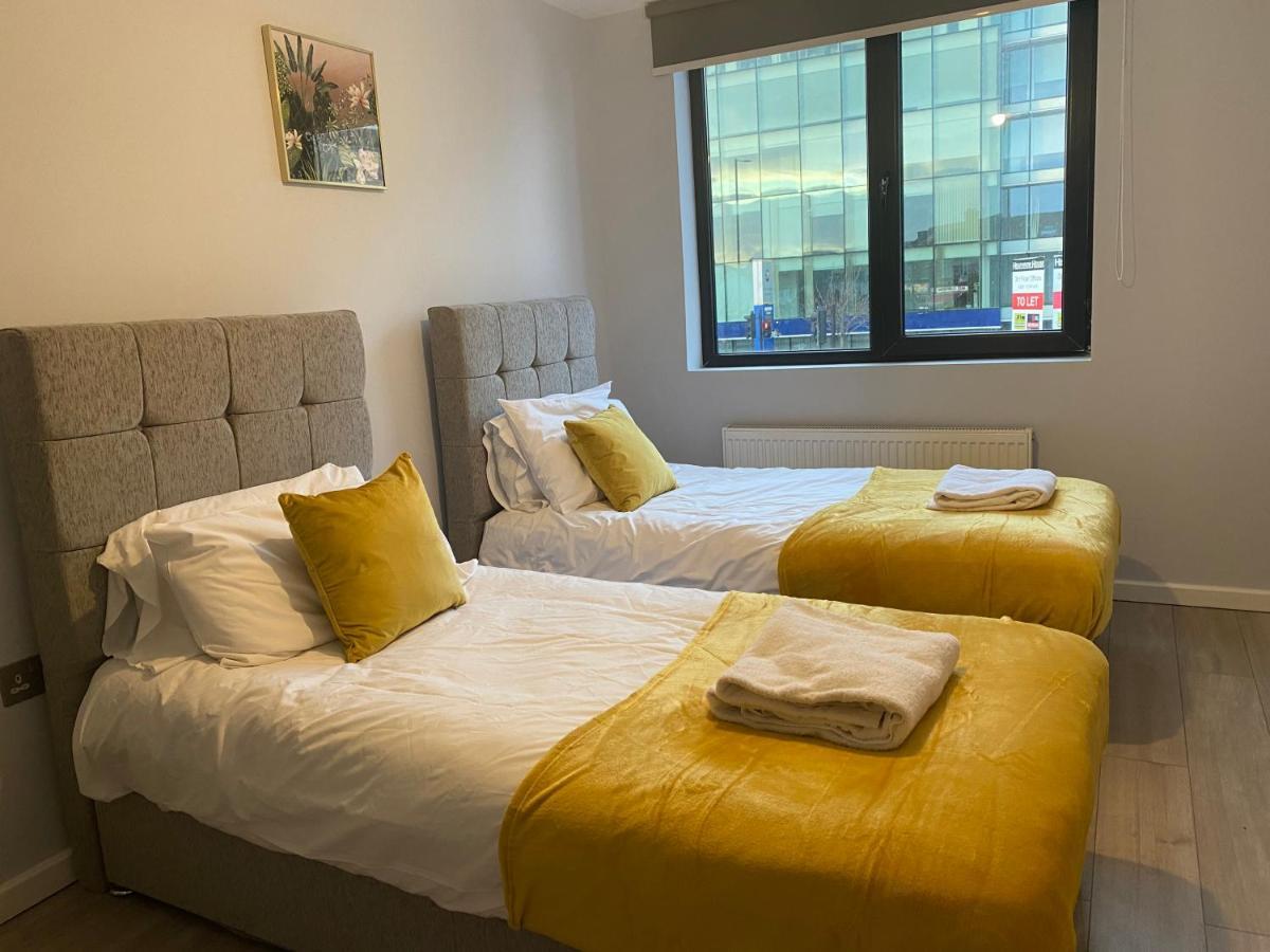Cosy Flats Near Heathrow, Group Bookings Available With Parking Space Хаунслоу Экстерьер фото