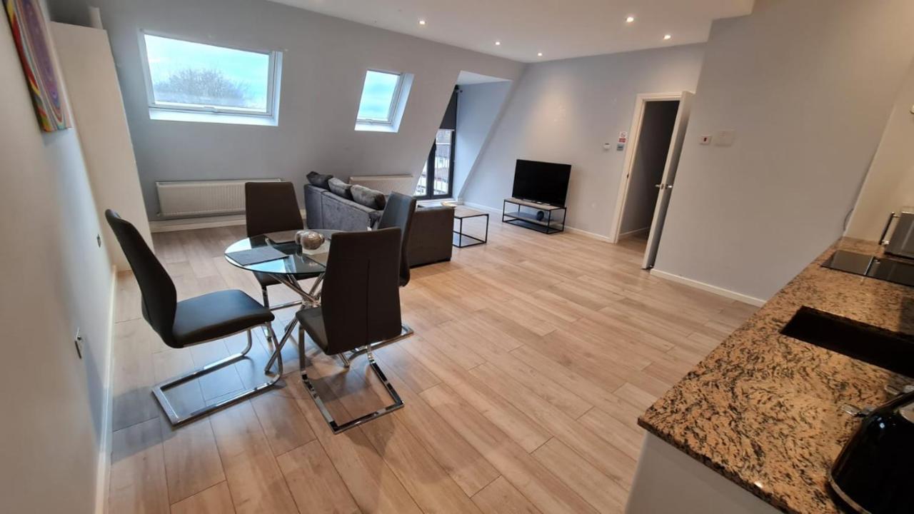 Cosy Flats Near Heathrow, Group Bookings Available With Parking Space Хаунслоу Экстерьер фото