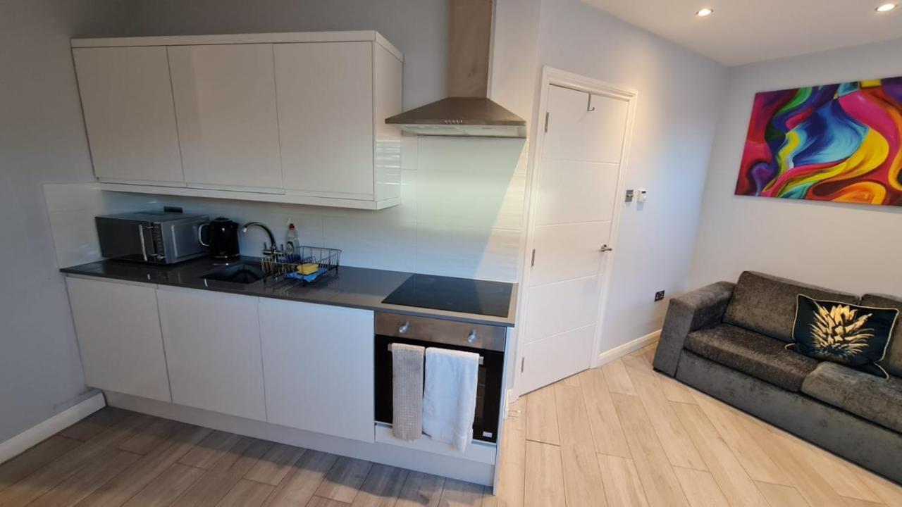 Cosy Flats Near Heathrow, Group Bookings Available With Parking Space Хаунслоу Экстерьер фото
