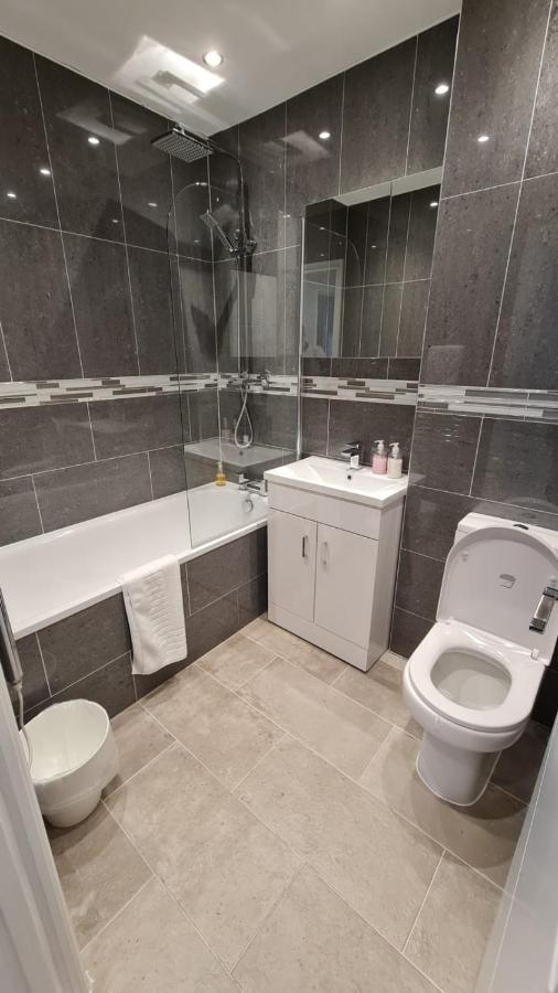 Cosy Flats Near Heathrow, Group Bookings Available With Parking Space Хаунслоу Экстерьер фото