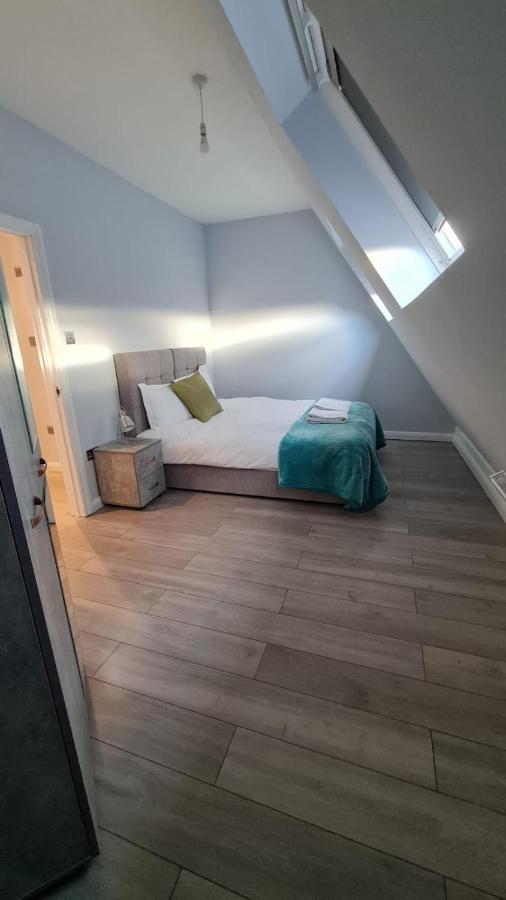 Cosy Flats Near Heathrow, Group Bookings Available With Parking Space Хаунслоу Экстерьер фото