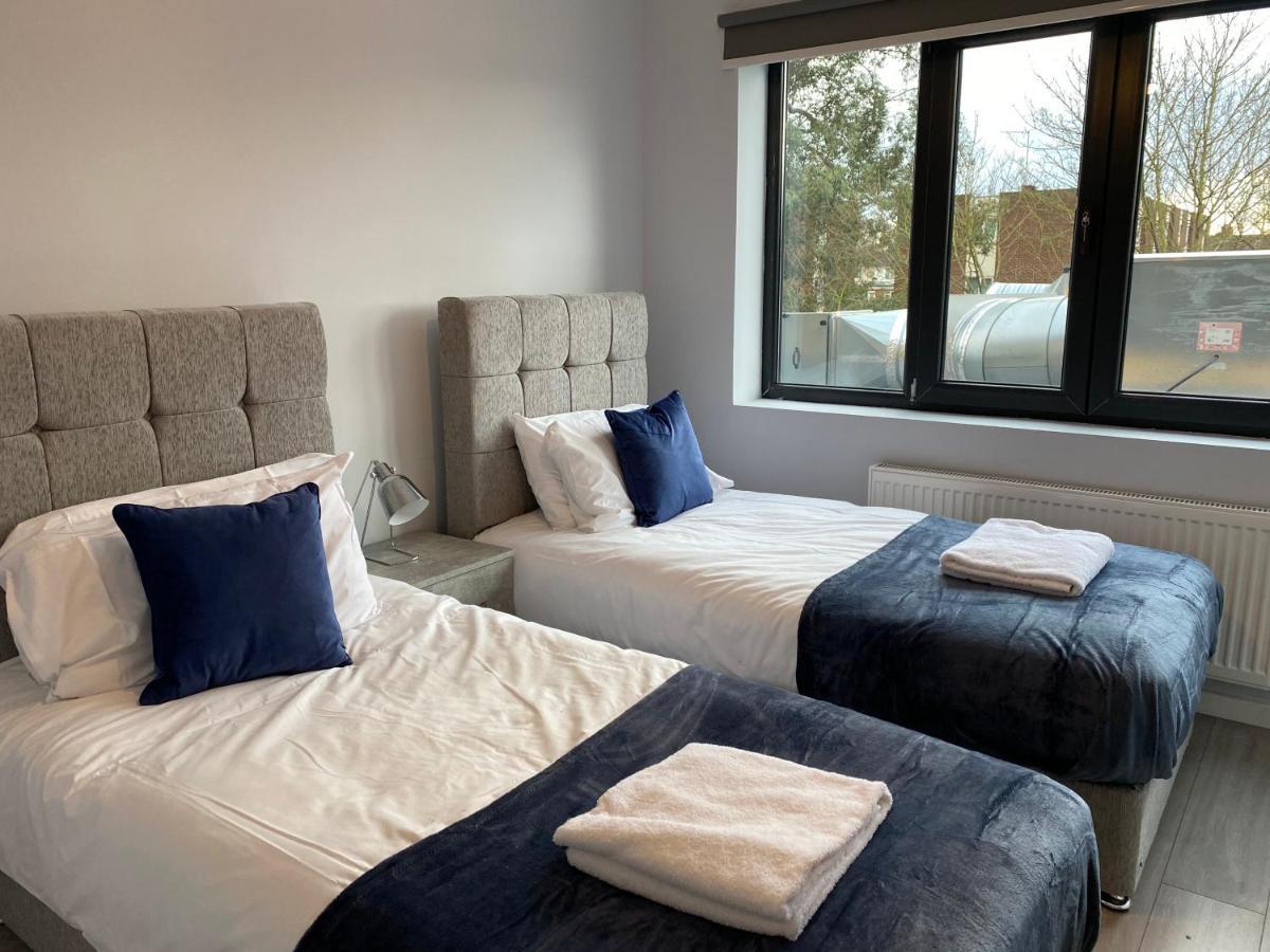 Cosy Flats Near Heathrow, Group Bookings Available With Parking Space Хаунслоу Экстерьер фото