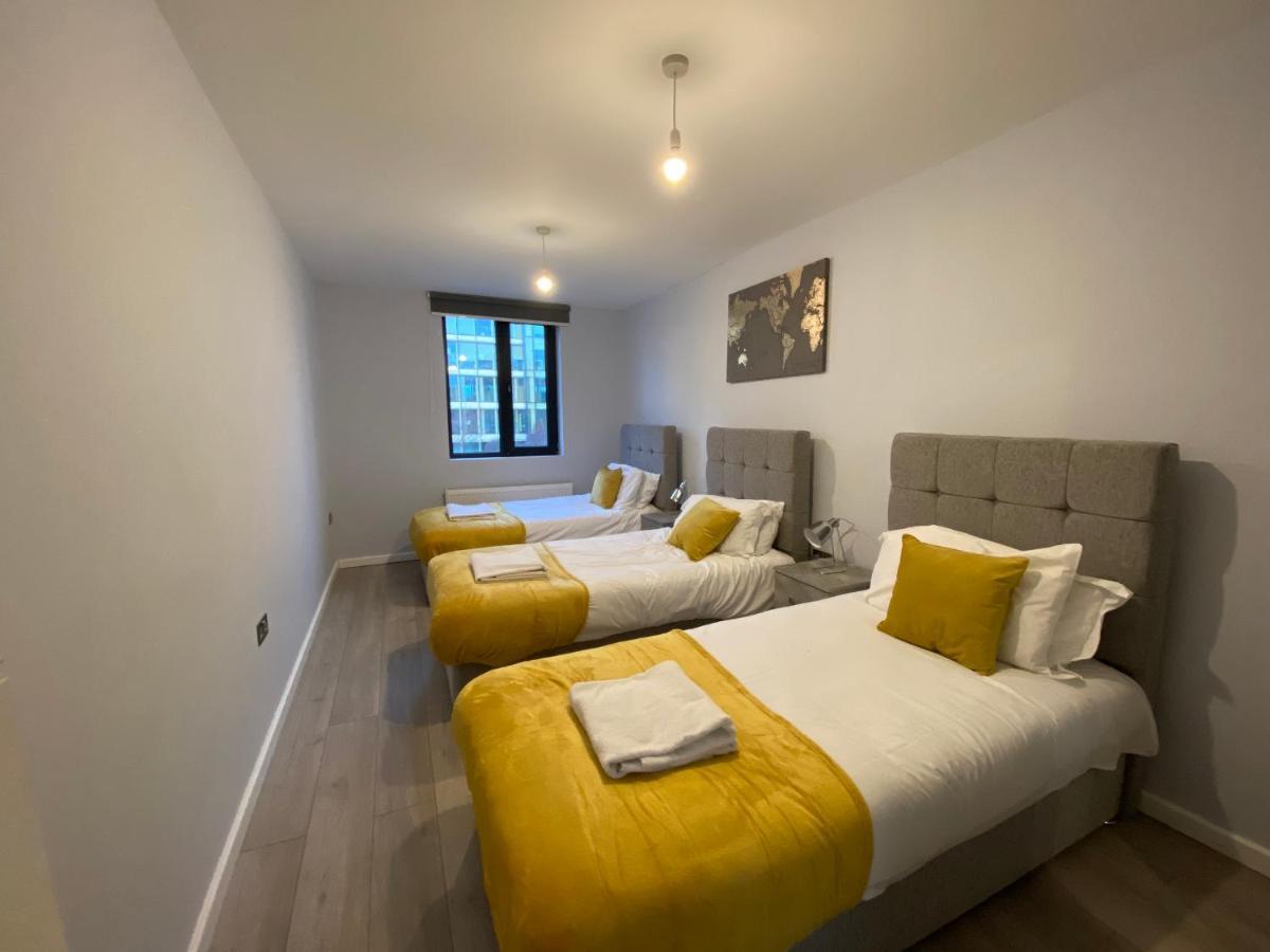 Cosy Flats Near Heathrow, Group Bookings Available With Parking Space Хаунслоу Экстерьер фото