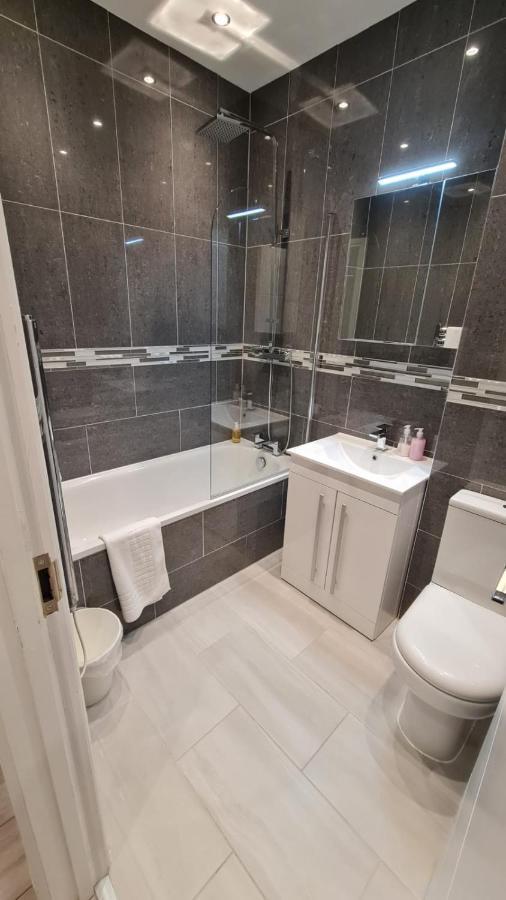 Cosy Flats Near Heathrow, Group Bookings Available With Parking Space Хаунслоу Экстерьер фото