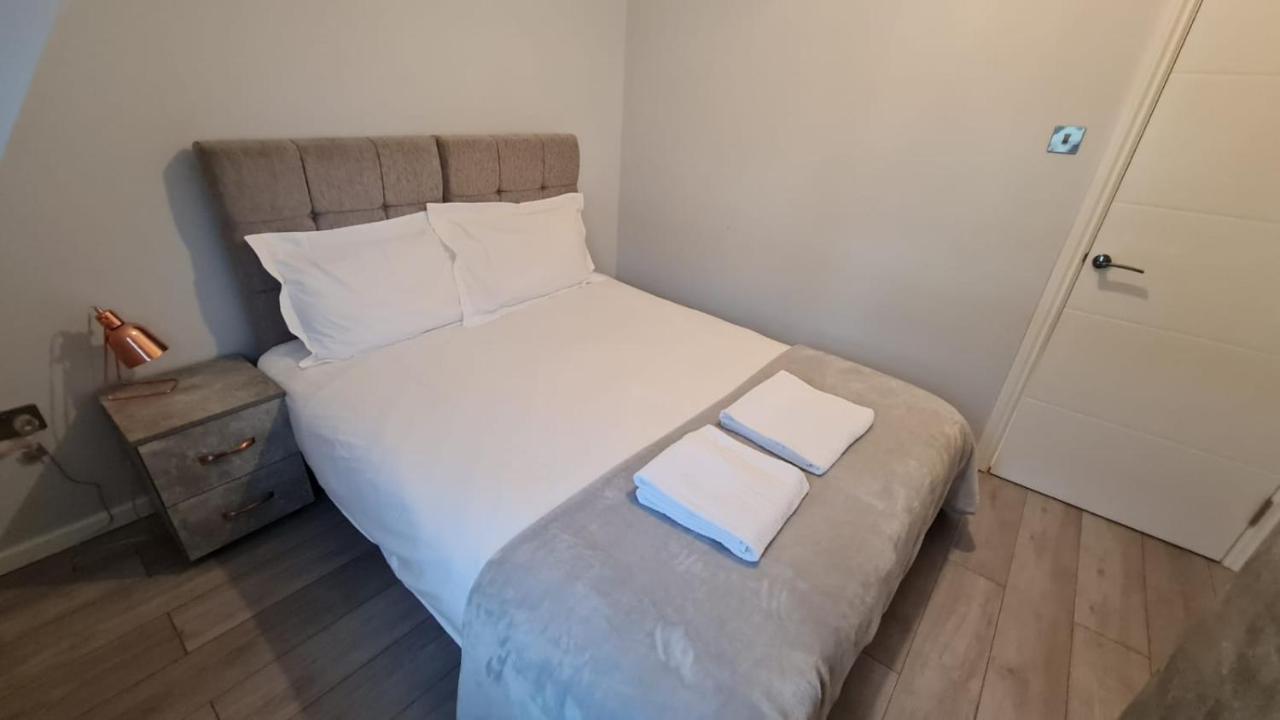Cosy Flats Near Heathrow, Group Bookings Available With Parking Space Хаунслоу Экстерьер фото