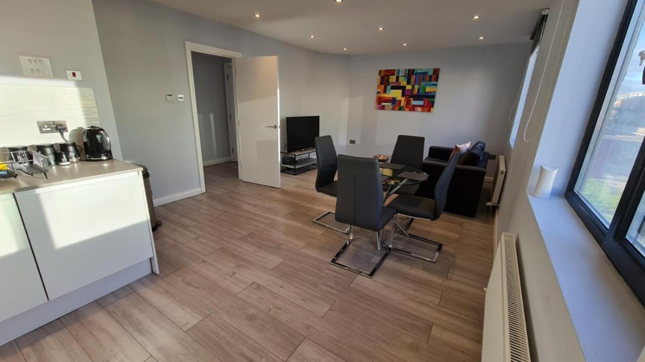 Cosy Flats Near Heathrow, Group Bookings Available With Parking Space Хаунслоу Экстерьер фото