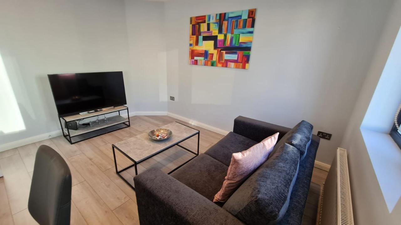 Cosy Flats Near Heathrow, Group Bookings Available With Parking Space Хаунслоу Экстерьер фото