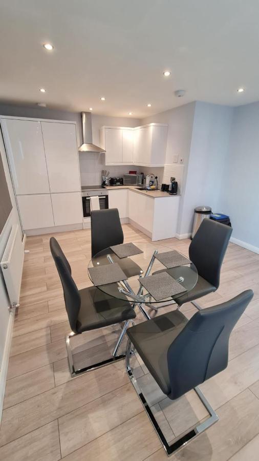 Cosy Flats Near Heathrow, Group Bookings Available With Parking Space Хаунслоу Экстерьер фото