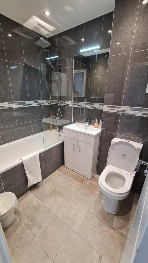 Cosy Flats Near Heathrow, Group Bookings Available With Parking Space Хаунслоу Экстерьер фото