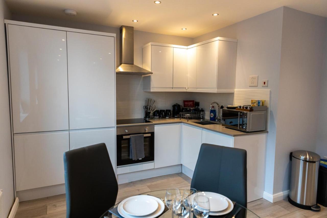 Cosy Flats Near Heathrow, Group Bookings Available With Parking Space Хаунслоу Экстерьер фото