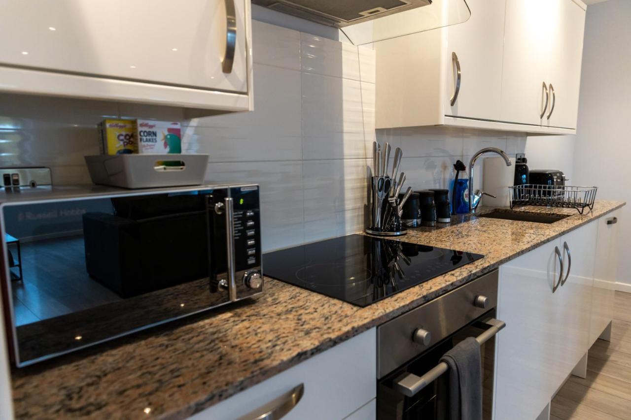 Cosy Flats Near Heathrow, Group Bookings Available With Parking Space Хаунслоу Экстерьер фото