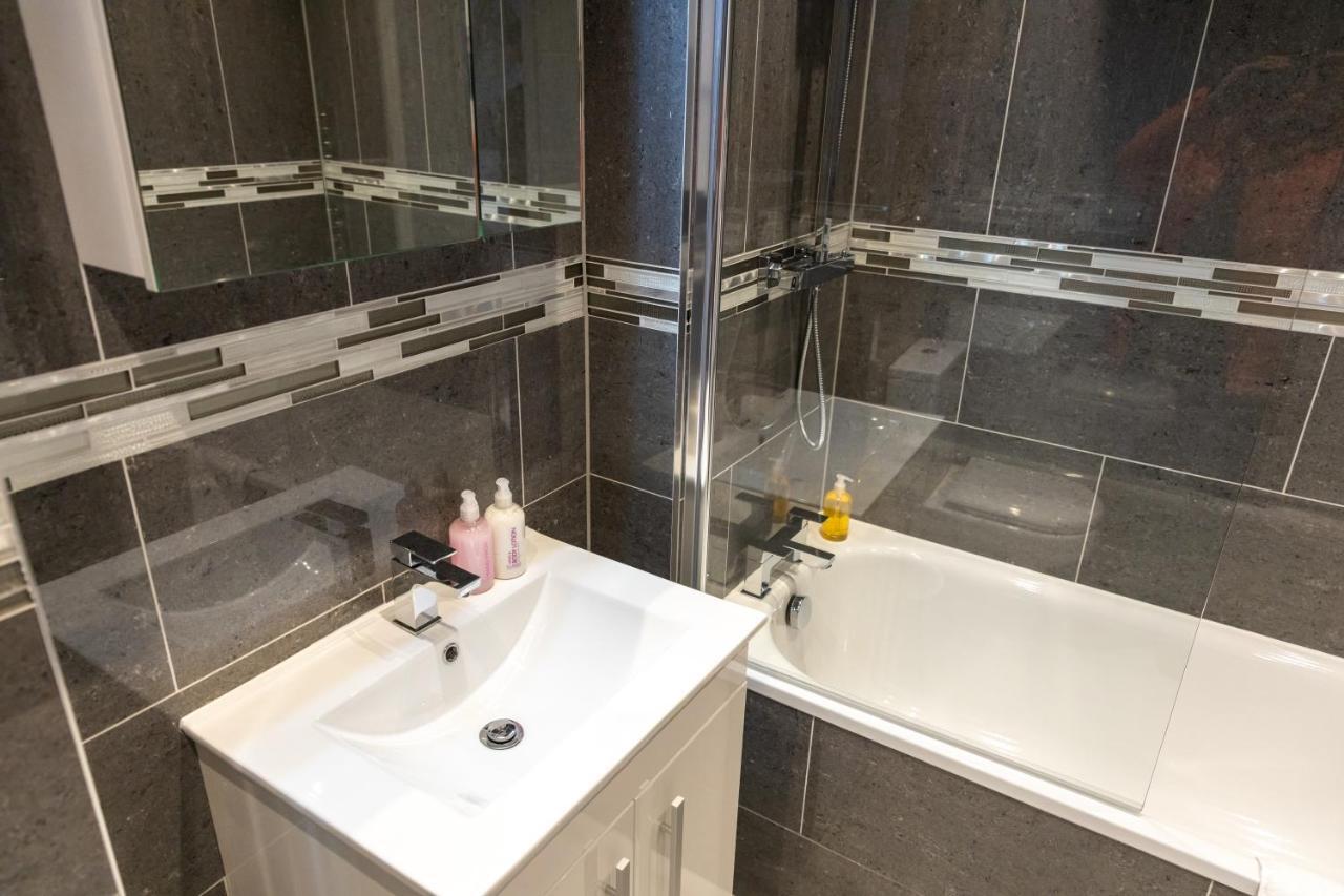 Cosy Flats Near Heathrow, Group Bookings Available With Parking Space Хаунслоу Экстерьер фото