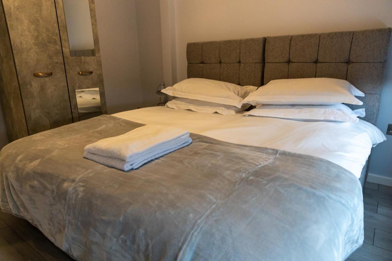 Cosy Flats Near Heathrow, Group Bookings Available With Parking Space Хаунслоу Экстерьер фото