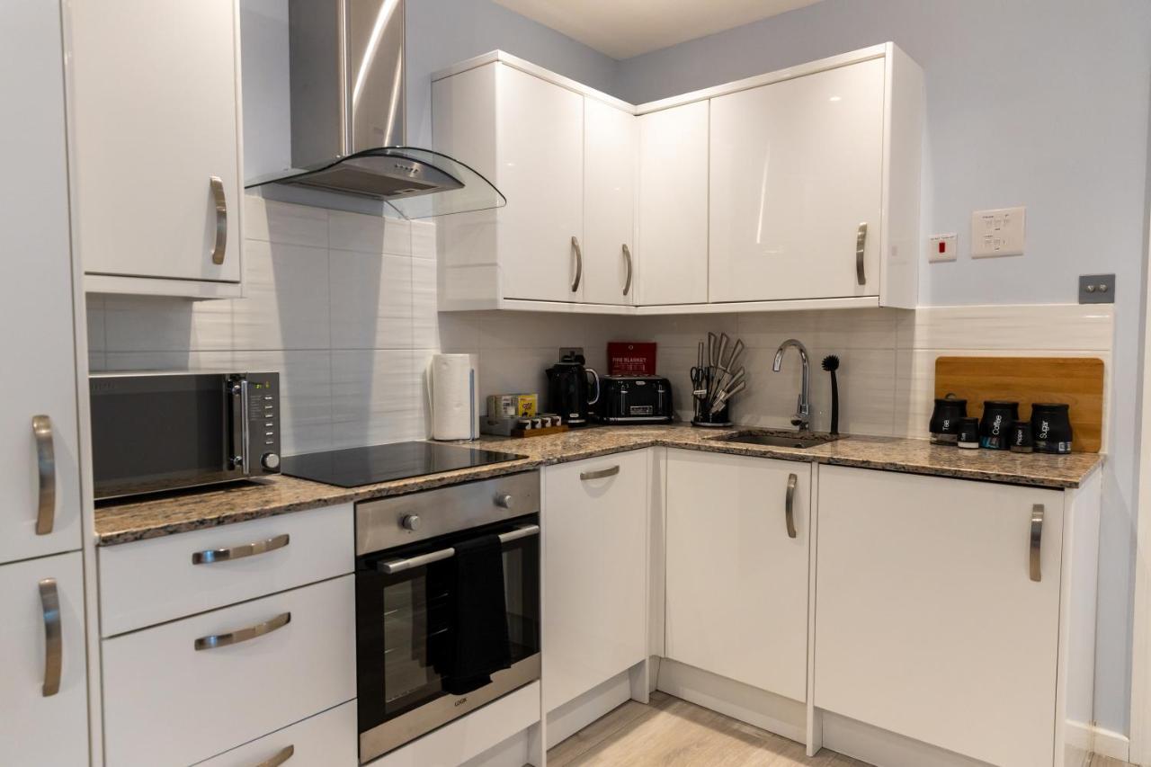 Cosy Flats Near Heathrow, Group Bookings Available With Parking Space Хаунслоу Экстерьер фото