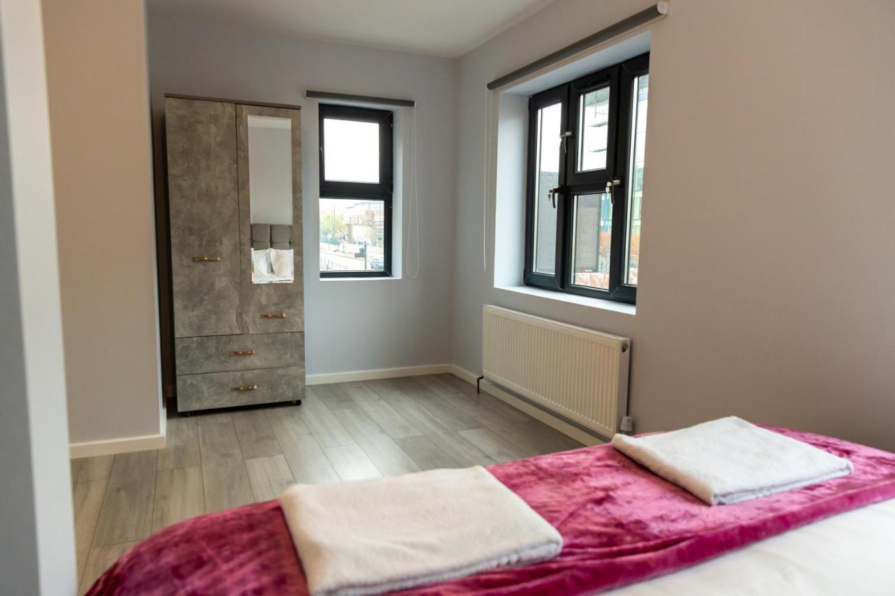 Cosy Flats Near Heathrow, Group Bookings Available With Parking Space Хаунслоу Экстерьер фото