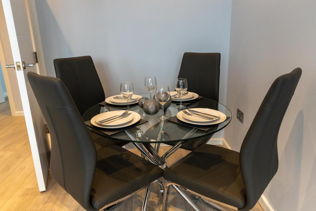 Cosy Flats Near Heathrow, Group Bookings Available With Parking Space Хаунслоу Экстерьер фото