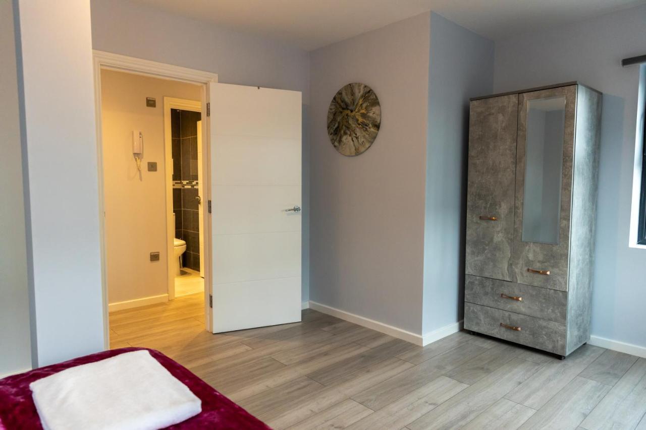 Cosy Flats Near Heathrow, Group Bookings Available With Parking Space Хаунслоу Экстерьер фото