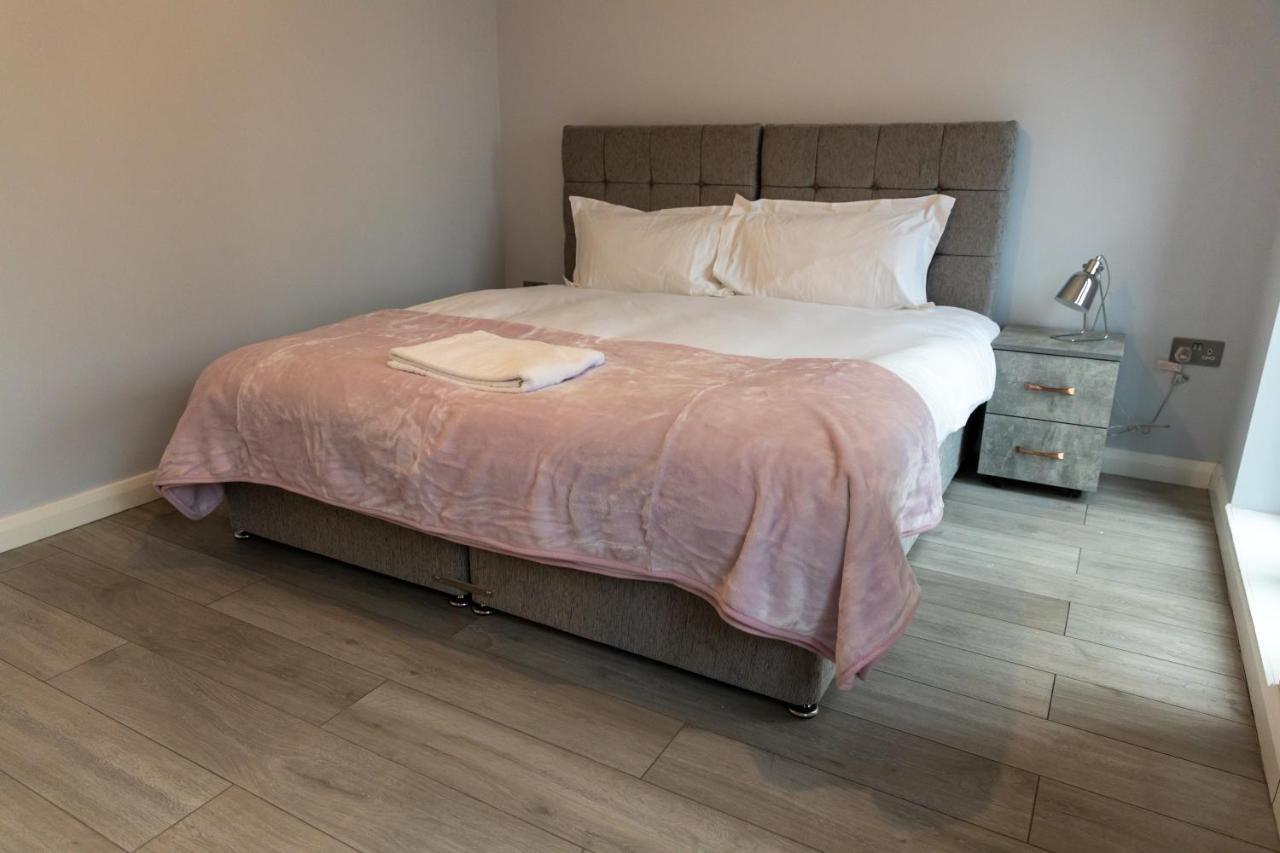 Cosy Flats Near Heathrow, Group Bookings Available With Parking Space Хаунслоу Экстерьер фото