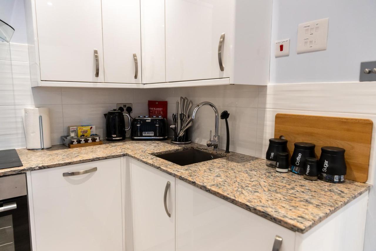 Cosy Flats Near Heathrow, Group Bookings Available With Parking Space Хаунслоу Экстерьер фото